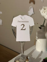 Load image into Gallery viewer, Bordkort T-shirt med navn