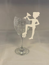 Load image into Gallery viewer, Fodboldspiller med pokal bordkort